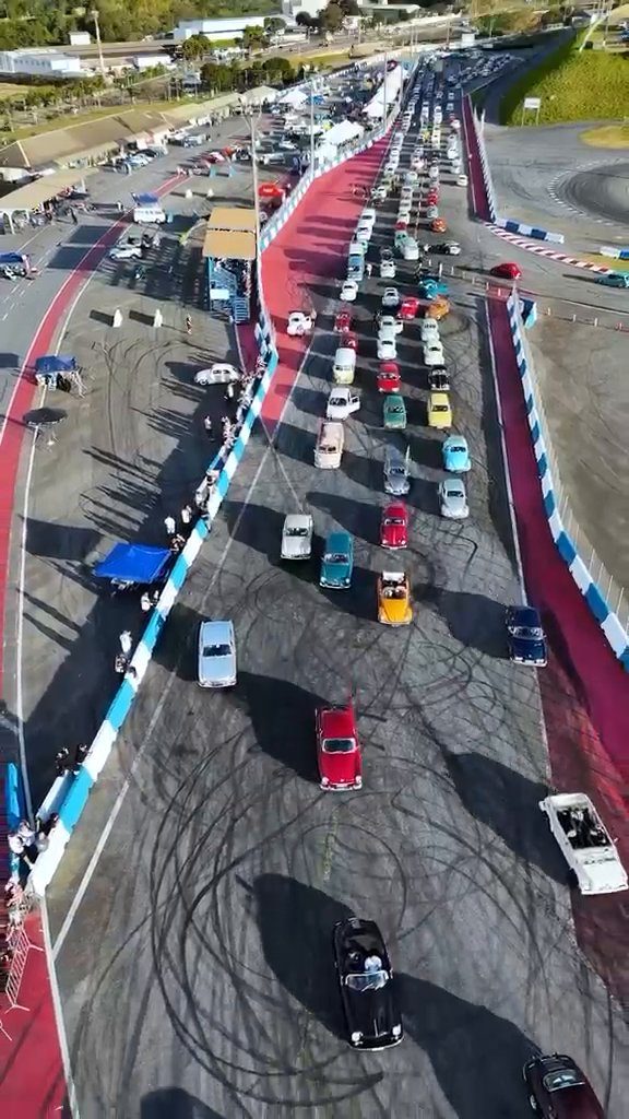 Encontro de carros antigos, vista aérea